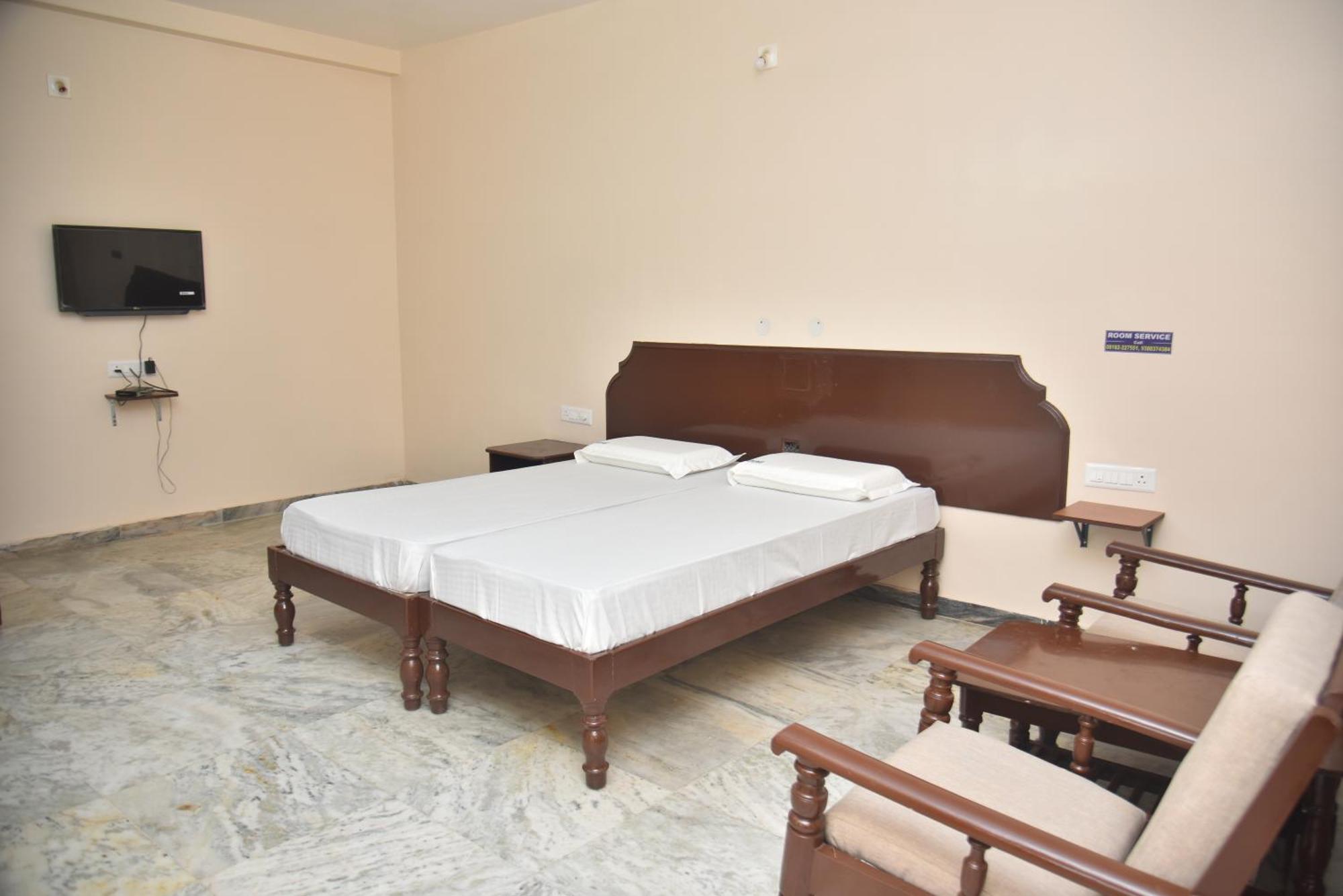 Arihanth Deluxe Lodge Shimoga Ngoại thất bức ảnh